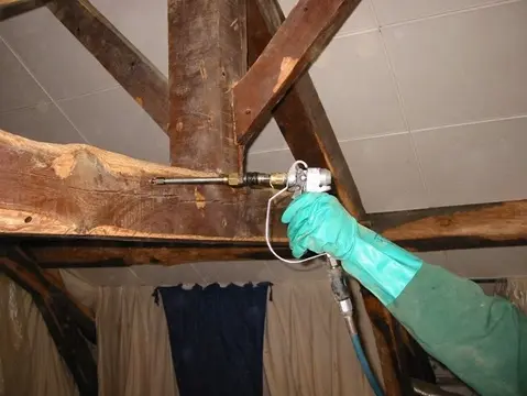 Traitement de charpente par injection et pulvérisation
